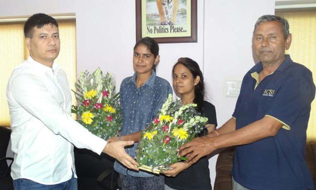 Alwar superintendent of police Rahul Prakash (L) felicitates college girls Jyoti Chauhan (2nd from left) and Poonam Sahran on Sunday after they chased down and caught a mobile snatcher.(HT Photo)