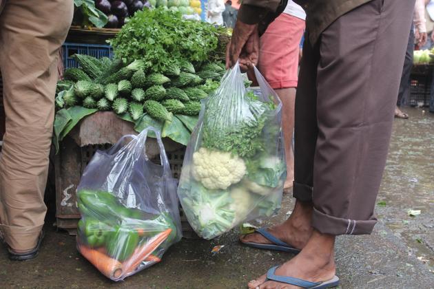 Despite the ban, few residents still carried plastic bags in Thane on Saturday.(Praful Gangurde/HT PHOTO)