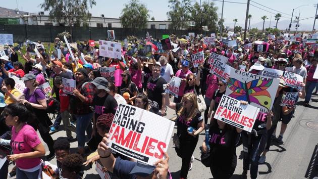 Protestors led by a coalition of interfaith religious leaders demonstrate against US immigration policy that separates parents from their children, on Saturday outside the Otay Mesa Detention Center in San Diego, California. (AFP photo) Protestors led by a coalition of interfaith religious leaders demonstrate against US immigration policy that separates parents from their children, on Saturday outside the Otay Mesa Detention Center in San Diego, California. (AFP photo)