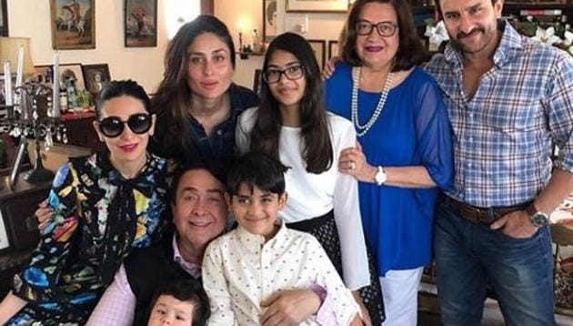 Karisma Kapoor with her parents Randhir Kapoor and Babita, sister Kareena Kapoor and brother-in-law Saif Ali Khan, daughter Samiera and son Kiaan and nephew Taimur.(Instagram)