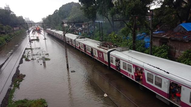 Local train services on the western railway were operating with a delay of 20 minutes during the morning peak hours, due to low visibility in some areas. Due to heavy rain between Virar and Surat, all Mail Express trains arriving at Bandra Terminus, Dadar Terminus and Mumbai central are also expected to run late. (Kunal Patil / HT Photo) Local train services on the western railway were operating with a delay of 20 minutes during the morning peak hours, due to low visibility in some areas. Due to heavy rain between Virar and Surat, all Mail Express trains arriving at Bandra Terminus, Dadar Terminus and Mumbai central are also expected to run late. (Kunal Patil / HT Photo)