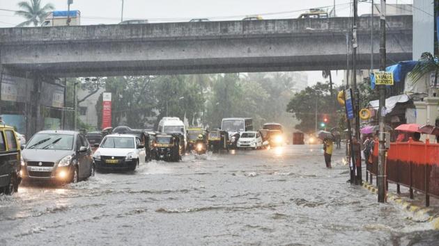 Vehicles wade through waterlogged Saha road in Andheri East. There are reports of waterlogging also in parts of Goregaon, Kandivali, Sion, Malad, Khar and Kurla. (Satyabrata Tripathy / HT Photo) Vehicles wade through waterlogged Saha road in Andheri East. There are reports of waterlogging also in parts of Goregaon, Kandivali, Sion, Malad, Khar and Kurla. (Satyabrata Tripathy / HT Photo)