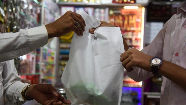 A ban on plastic has forced resident at Koperkhairne in Navi Mumbai.(Bachchan Kumar/HT File Photo) A ban on plastic has forced resident at Koperkhairne in Navi Mumbai.(Bachchan Kumar/HT File Photo)