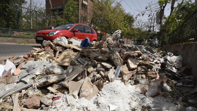 Builders in Delhi-NCR make no effort to manage debris from construction sites and enforcement teams get active only after pollution alerts are sounded. (Raj K Raj/HT Photo) Builders in Delhi-NCR make no effort to manage debris from construction sites and enforcement teams get active only after pollution alerts are sounded. (Raj K Raj/HT Photo)