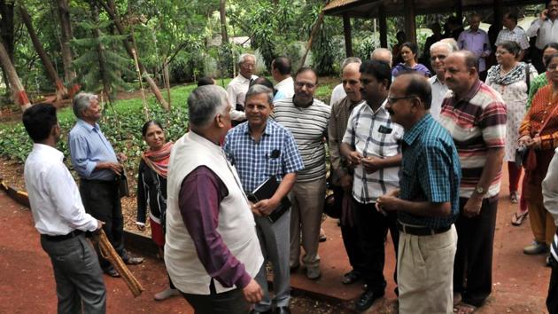 Investers of Bank of Maharashtra gather at Chittaranjan Vatika in Model colony in Pune on Sunday, June 24, 2018. (HT PHOTO) Investers of Bank of Maharashtra gather at Chittaranjan Vatika in Model colony in Pune on Sunday, June 24, 2018. (HT PHOTO)