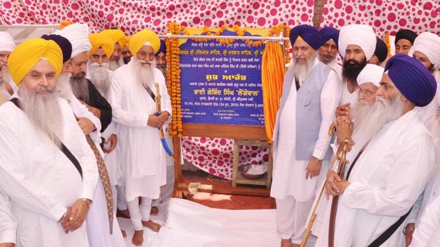 SGPC president Gobind Singh Longowal (R) and Akal Takht jathedar Giani Gurbachan Singh (L) launching the ‘kar sewa’ at the Golden Temple Langar hall in Amritsar on Sunday.(Sameer Sehgal/HT)