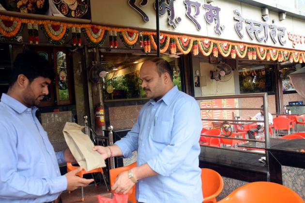 lack of options has pushed many restaurants to shutdown delivery services, while others have decided to deliver only dry food items. (HT Photo) lack of options has pushed many restaurants to shutdown delivery services, while others have decided to deliver only dry food items. (HT Photo)