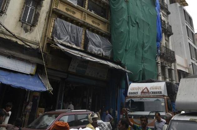 Laxmi Niwas, the four-storey dilapidated building on Narsinath street in Pydhonie.(/HT Photo) Laxmi Niwas, the four-storey dilapidated building on Narsinath street in Pydhonie.(/HT Photo)