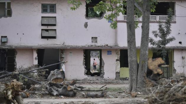 The Delhi High Court on Monday stayed till July 2 the cutting of more than 16,000 trees for redeveloping residential facilities of central government employees in south Delhi, questioning the Centre’s decision to issue the order. The decision to cut the trees led to a blame game between the Aam Aadmi Party and the Union government as thousands in Sarojini Nagar came out in protest on Sunday. (Anushree Fadnavis / HT File) The Delhi High Court on Monday stayed till July 2 the cutting of more than 16,000 trees for redeveloping residential facilities of central government employees in south Delhi, questioning the Centre’s decision to issue the order. The decision to cut the trees led to a blame game between the Aam Aadmi Party and the Union government as thousands in Sarojini Nagar came out in protest on Sunday. (Anushree Fadnavis / HT File)