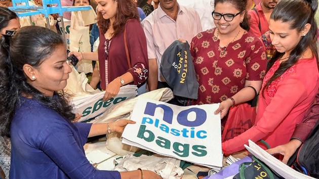 People scan through plastic-free products kept for sale during an exhibition on plastic ban awareness, in Mumbai(HT Photo)