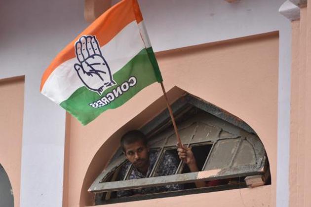 Congress supporter waves party flag during the road show of the All India Congress Committee President Rahul Gandhi. (Arijit Sen/HT Photo) Congress supporter waves party flag during the road show of the All India Congress Committee President Rahul Gandhi. (Arijit Sen/HT Photo)