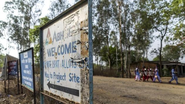 A sign points the way to the power plant. Many banks are unwilling to accept losses of such magnitude, leading to tussles between lenders and potential buyers. “Sales will happen if banks take a more realistic approach on valuations they seek and are willing to take decisive action,” said Hemant Kanoria, chairman of India Power Corp., whose bid for the Jharkhand power plant was rejected by bankers on the valuation. (Prashanth Vishwanathan / Bloomberg) A sign points the way to the power plant. Many banks are unwilling to accept losses of such magnitude, leading to tussles between lenders and potential buyers. “Sales will happen if banks take a more realistic approach on valuations they seek and are willing to take decisive action,” said Hemant Kanoria, chairman of India Power Corp., whose bid for the Jharkhand power plant was rejected by bankers on the valuation. (Prashanth Vishwanathan / Bloomberg)