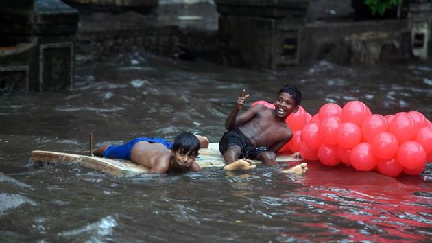 After almost a week of no rain children are seen enjoying the downpour at King’s Circle. Sunday’s showers brought down temperatures even though humidity levels continued to stay high. Today morning, Colaba station received 90 mm and Santacruz station recorded 195 mm of rain. (Shashank Parade / PTI) After almost a week of no rain children are seen enjoying the downpour at King’s Circle. Sunday’s showers brought down temperatures even though humidity levels continued to stay high. Today morning, Colaba station received 90 mm and Santacruz station recorded 195 mm of rain. (Shashank Parade / PTI)