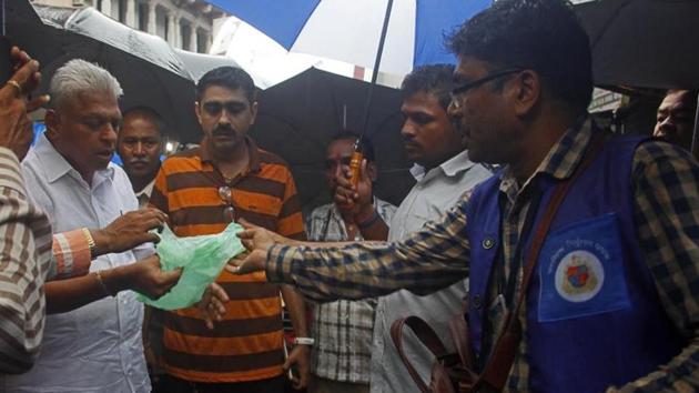 BMC officials inspects shops for use of banned plastic on Monday.(Hemanshi Kamani/HT Photo)