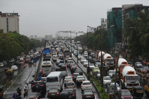 Heavy traffic on Western Express Highway at Vile Parle.(Satyabrata Tripathy/HT Photo)