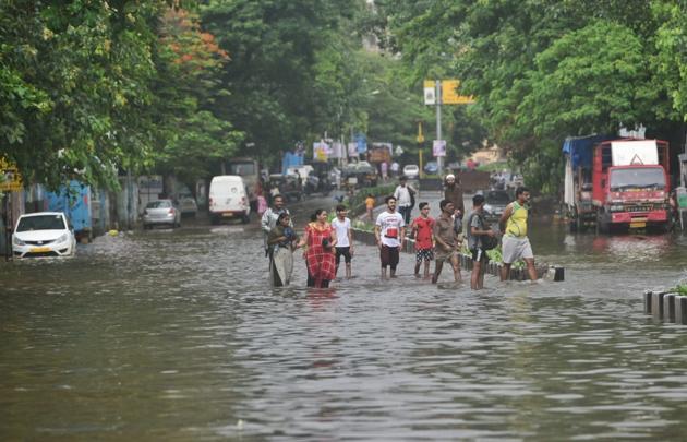 As Mumbaiites wade through water, BJP and Sena play blame game | Mumbai ...