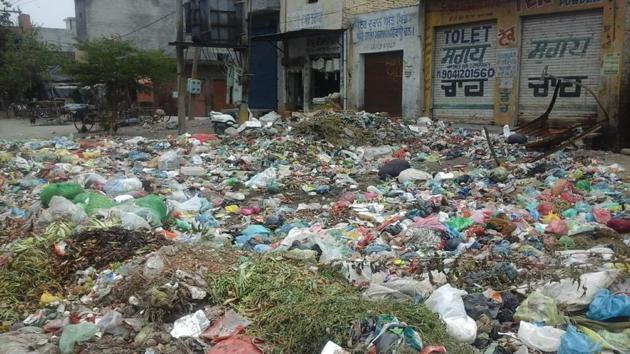 The civic body pays <span class='webrupee'>?</span>25 lakh per month to the contractor, yet garbage is not lifted.(HT Photo)