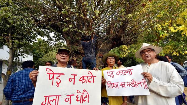 Activists from environmental organisations display placards with messages against cutting of trees in Nauroji Nagar, New Delhi, June 24(PTI)