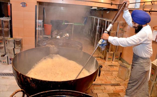 Bhupinder Singh, a cook at the kitchen, says the ‘degh’ is then taken to the sanctum sanctorum before the ‘parkash’ or installation ceremony of Guru Granth Sahib around 1.30am. (Sameer Sehgal/HT) Bhupinder Singh, a cook at the kitchen, says the ‘degh’ is then taken to the sanctum sanctorum before the ‘parkash’ or installation ceremony of Guru Granth Sahib around 1.30am. (Sameer Sehgal/HT)