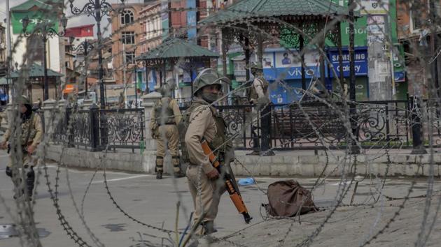 Paramilitary soldiers are seen through barbed wire in Srinagar on May 19, 2018.(AP File Photo) Paramilitary soldiers are seen through barbed wire in Srinagar on May 19, 2018.(AP File Photo)