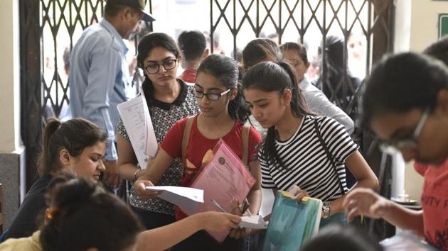 DU admissions 2018: Delhi university aspirants fill their admission forms for the new academic session 2018-19 at Daulat Ram College on June 20, 2018. (Sanchit Khanna/HT PHOTO) DU admissions 2018: Delhi university aspirants fill their admission forms for the new academic session 2018-19 at Daulat Ram College on June 20, 2018. (Sanchit Khanna/HT PHOTO)