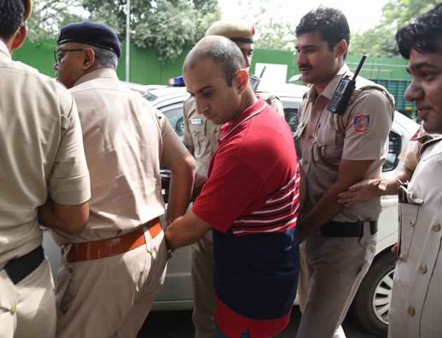 Army Major Nikhil Rai Handa being taken to Patiala Court after his arrest in relation with the alleged murder of a fellow army Major’s wife in New Delhi on Monday.(Vipin Kumar/HT Photo)