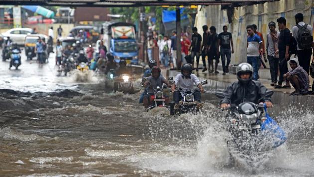 Mumbai Rains: Vehicles wades through water logged street due to heavy rain at Milan Subway in Mumbai, India, on Monday, June 25, 2018.(Satyabrata Tripathy/HT Photo)