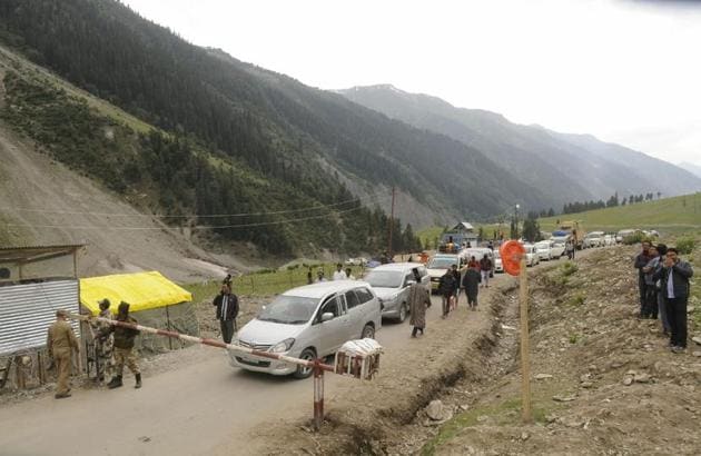 Paramilitary soldiers stand guard at Amarnath base camp in Sonmarg. (Waseem Andrabi/HT)