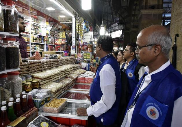 BMC officials speak to shop owners regarding the plastic ban at Crawford Market. (Kunal Patil/HT Photo) BMC officials speak to shop owners regarding the plastic ban at Crawford Market. (Kunal Patil/HT Photo)