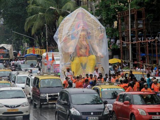 Ganesh mandals have written to the environment minister asking him to relax the ban on plastic sheets used to cover idols.(HT File Photo)