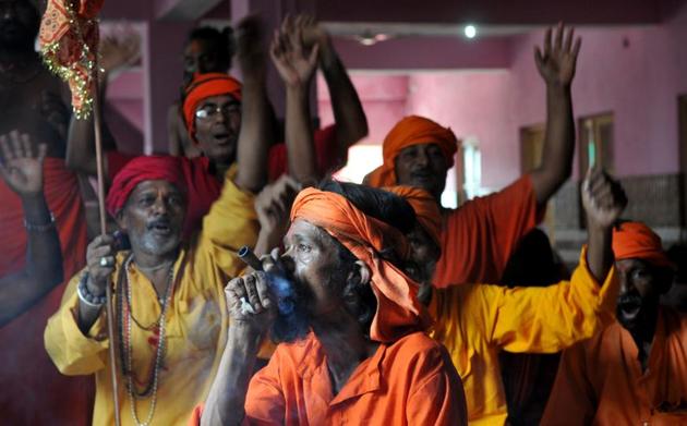 Sadhus chant religious slogans before the yatra begins. (Nitin KAnotra/HT)