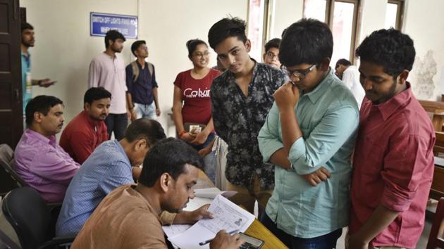 DU admissions 2018: Delhi University aspirants fill their admission forms for the new academic session 2018-19 at Kirori Mal College on June 25, 2018.(Raj K Raj/HT PHOTO)