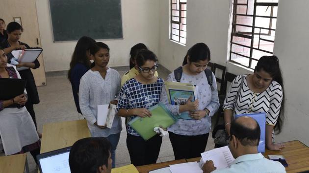 DU admissions 2018: Delhi university aspirants stand in queues to get admission in new academic session 2018-19 at Daulat Ram College on June 20.(Sanchit Khanna/HT PHOTO)