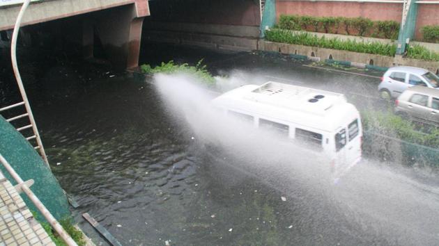 Cartoons have taught us that if you travel fast enough, you can ‘easily’ run over water. True? NO, false. But it was too late for this tempo traveller driver. A scene from Chinchwad. (HT PHOTO) 