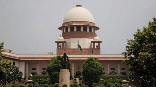 A report relating to allegations against the ED officer investigating the 2G spectrum case was given to the Supreme Court by additional solicitor general Bikramjit Banerjee in a sealed envelope.(AP File Photo)