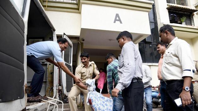The police take away the body of the woman murdered inside her flat by her husband.(Bachchan Kumar)