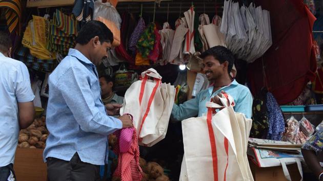 A man selling cloth bags in Thane.(Praful Gangurde)