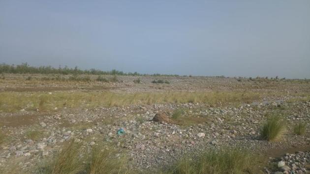 It was estimated that around three lakh cubic metres of riverbed material such as sand, gravel, stones and debris has accumulated on the banks of the Gola river.(HT Photo)