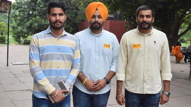 SOI’s PU student union presidential candidate Iqbalpreet Prince flanked by the party leaders Chetan Chaudhary (left) and Mehnazpreet Chahal on the campus on Wednesday.(Sikander Singh Chopra/HT)