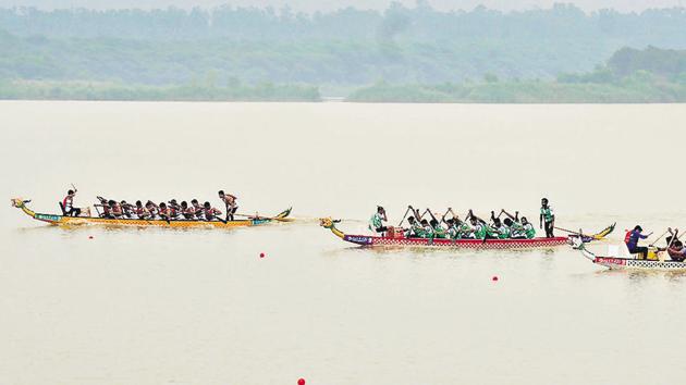 Players rowing amid drum beats during the dragon boat event on Day 1 of the 7th Senior National Championship and Federation Cup of Kayaking and Canoeing at Sukhna Lake Chandigarh on Wednesday.(Karun Sharma/HT)