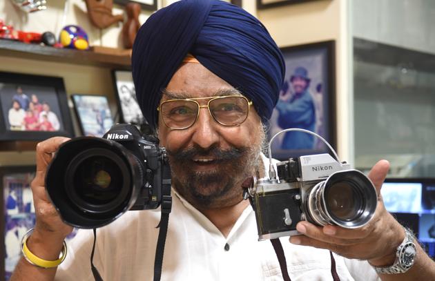 Tejbans Singh Jauhar of Tejee’s Studio, Sector 17, showing a latest and a vintage camera.(Sanjeev Sharma/Hindustan times)