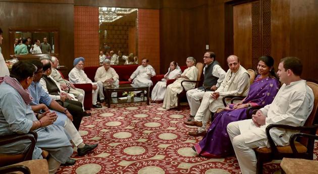 Former president Pratibha Patil, CPIM general secretary Sitaram Yechury, former prime minister Manmohan Singh, former chief minister Sheila Dikshit and others during the Iftar party hosted by Congress President Rahul Gandhi, in New Delhi on June 13, 2018.(PTI)