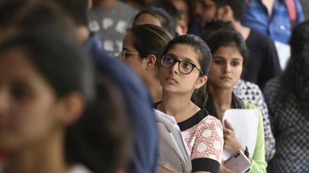Delhi university aspirants stand in long queues to get admission for the new academic session 2018-19 at Hindu College on June 19.(Sanchit Khanna/HT PHOTO)