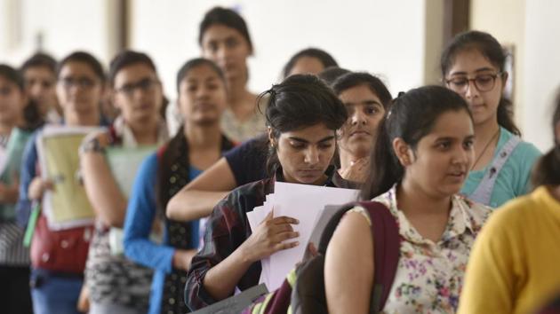 Delhi university aspirants fill their admission forms for the new academic session 2018-19 at Daulat Ram College on June 20, 2018.(Sanchit Khanna/HT PHOTO)