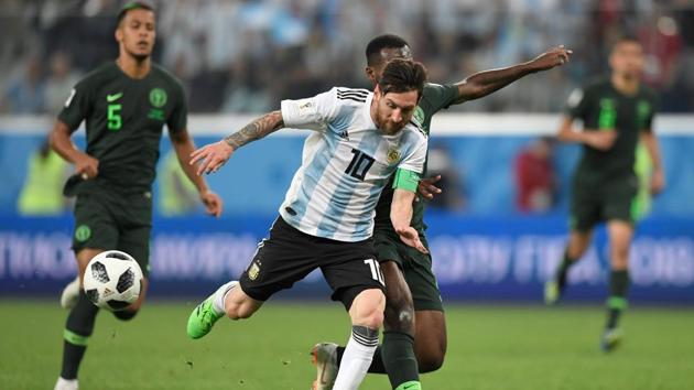 Lionel Messi (C) competes for the ball during the 2018 FIFA World Cup Group D match between Nigeria and Argentina at the Saint Petersburg Stadium in Saint Petersburg on June 26, 2018.(AFP)