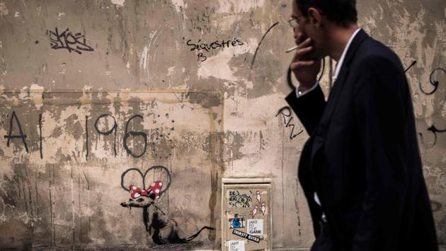 Signature motifs of the British artist, such as rats familiar in his other works also make their presence, a sort of unofficial signature. In this case, one is “Disney-fied” with Minnie Mouse’s iconic bow. (Philippe Lopez / AFP)
