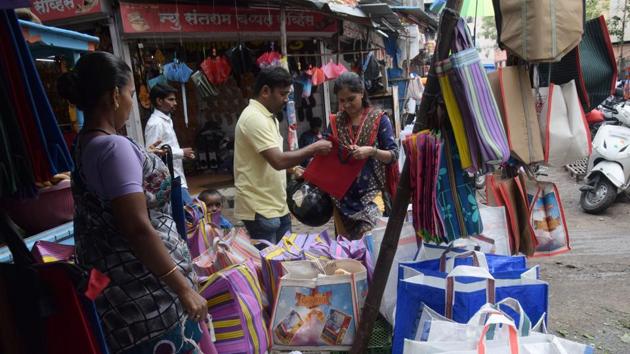 Residents are seen buying cloth bags at Pimpri market in Pune. (HT PHOTO) Residents are seen buying cloth bags at Pimpri market in Pune. (HT PHOTO)