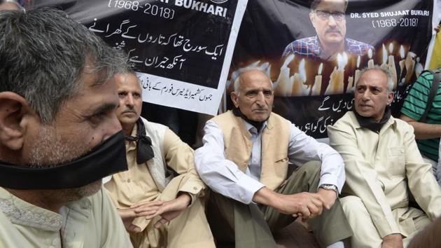 Mediapersons stage a protest against the killing of veteran journalist Shujaat Bukhari and a provocative remark by Bharatiya Janata Party leader Lal Singh in Srinagar on Tuesday.(AFP Photo)