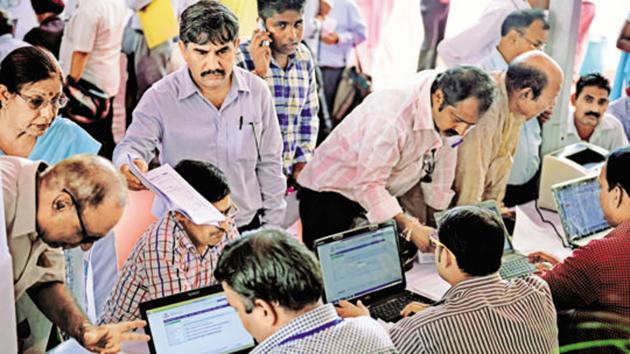 Tax department employees help government employees to help file their Income Tax Returns (ITRs).(Pradeep Gaur/Mint)