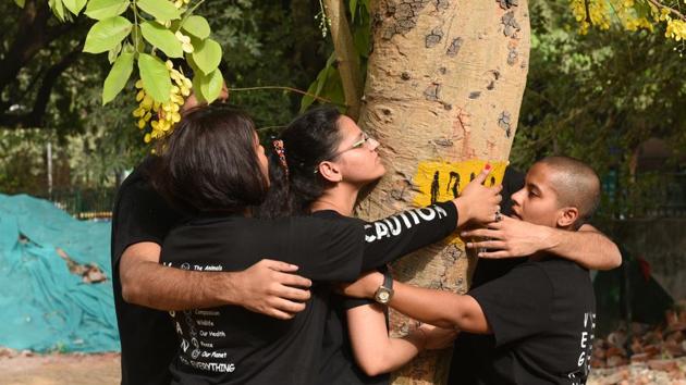 People hug a tree as they protest against the cutting of trees at Sarojini Nagar in New Delhi, India, on Sunday, June 24, 2018.(Sonu Mehta/HT PHOTO) People hug a tree as they protest against the cutting of trees at Sarojini Nagar in New Delhi, India, on Sunday, June 24, 2018.(Sonu Mehta/HT PHOTO)
